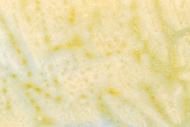 Sarı soyut arka plan, sanat kolajı. Beyaz kağıt üzerindeki lekeler ve boya lekeleri