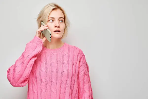 Portrait Young Blond Woman Pink Sweater Talking Mobile Phone Happy — Stock Photo, Image