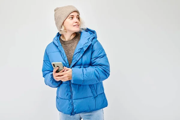 Retrato Una Joven Rubia Con Chaqueta Azul Sosteniendo Teléfono Móvil —  Fotos de Stock