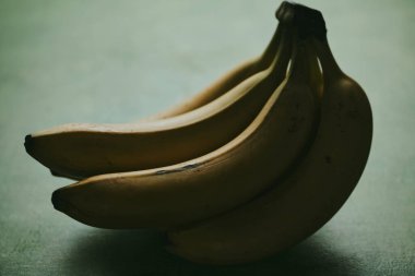 Yeşil arka planda muzların yakın plan görüntüleri