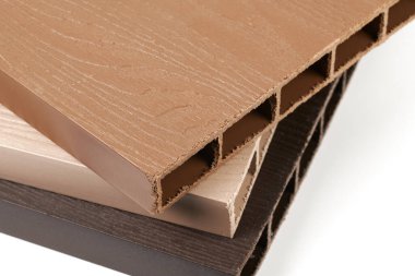 Plastik döşeme tahtası, beyaz arka planda izole edilmiş terasların inşası için wpc materyali