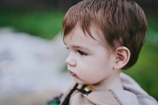 Großaufnahme Porträt Eines Kleinen Jungen Plüsch Anzug Mit Kapuze Baby — Stockfoto