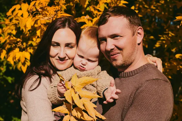 Mutlu Aile Portresi Anne Baba Oğul Güneşli Bir Günde Sonbahar — Stok fotoğraf