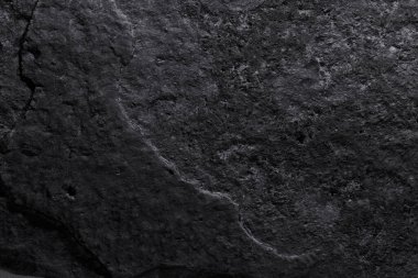 Siyah taş dokusu, koyu soyut arkaplan. Doğal mineral kaya detayları kapat, tasarım için kopya alanı olan boş arkaplan