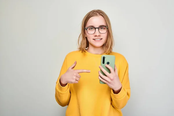 Portrait Young Blond Woman Showing Blank Mobile Phone Screen Excited — Stock Photo, Image