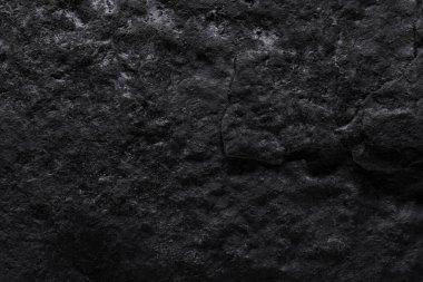 Siyah taş dokusu, koyu soyut arkaplan. Doğal mineral kaya detayları kapat, tasarım için kopya alanı olan boş arkaplan