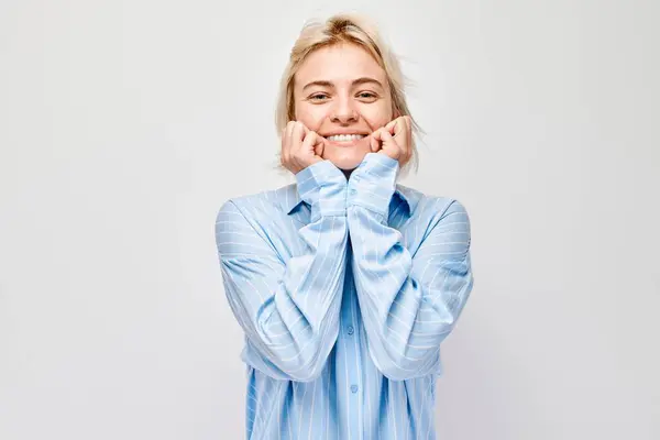 Portret Blond Jonge Vrouw Glimlachen Vrolijk Aanraken Gelukkig Geschokt Gezicht — Stockfoto