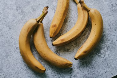 Gri desenli arka planda muzların yakın plan görüntüsü