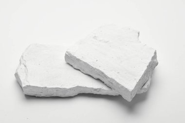 Düz taş kaidesi, beyaz şablon, afiş arkaplan. Minimalizm kavramı, boş podyum ürünü, sunum taraması