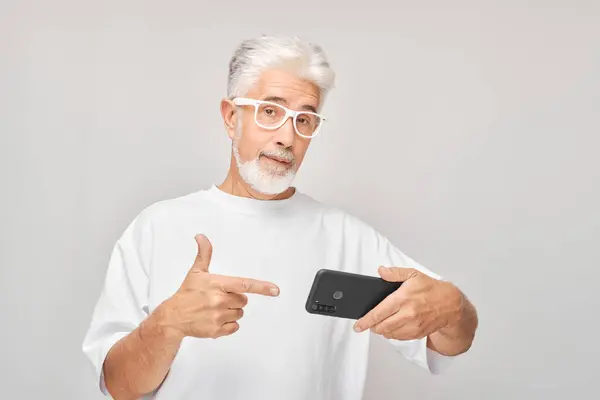 Portrait Gray Haired Man White Shirt Showing Blank Mobile Phone — Stock Photo, Image