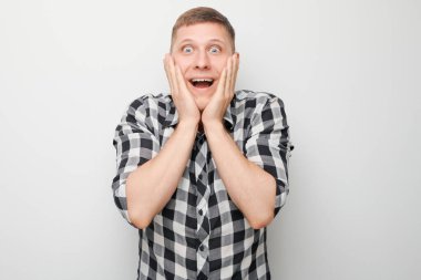 Ressam mutlu bir şekilde gülümsüyor. Şok olmuş bir yüz. Beyaz stüdyo arka planında izole edilmiş.