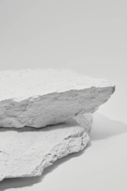 Düz taş kaidesi, beyaz şablon, afiş arkaplan. Minimalizm kavramı, boş podyum ürünü, sunum taraması