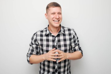 Ressam güler ve güler yüzlü beyaz stüdyo arka planında izole edilmiş güler yüzlü, reklam afişi