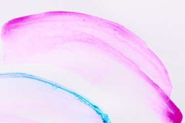 Soyut mor arkaplan. Suluboya lekeleri, çizgiler, noktalar ve beyaz kağıt üzerindeki fırça darbeleri, kartpostal veya giysi kalıpları