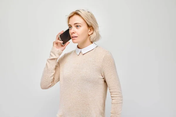 Portrait Young Blond Woman Talking Mobile Phone Happy Smiling Face — Stock Photo, Image