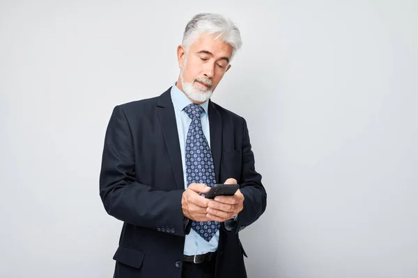 Retrato Anciano Hombre Negocios Con Traje Que Sostiene Teléfono Móvil — Foto de Stock