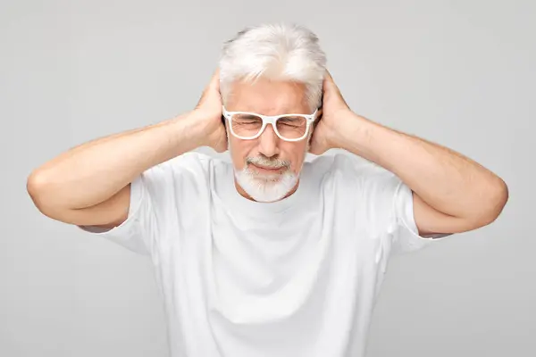 Beyaz Arka Planda Duygusal Çöküntü Hisseden Üzgün Yüzlü Yorgun Yetişkin — Stok fotoğraf