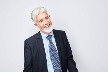 Beyaz stüdyo arka planında izole edilmiş mutlu yüzüyle gülümseyen beyaz saçlı adam reklam afişi.