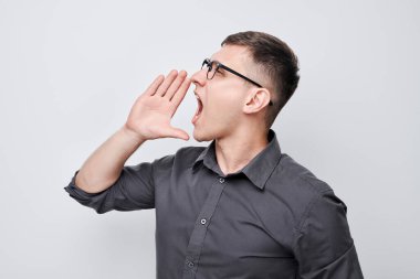 Beyaz arka planda izole edilmiş megafon gibi katlanmış avuçlar, haberlerle bağıran yakışıklı bir adamın portresi.