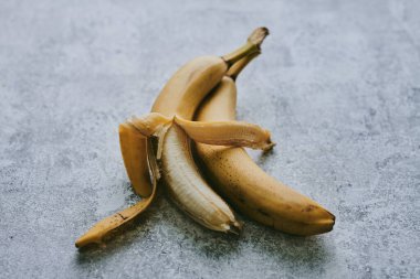 Gri desenli arka planda muzların yakın plan görüntüsü