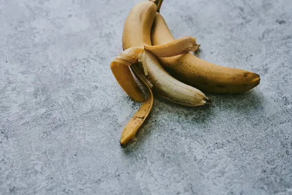 Close Banane Fond Gri Texturat — Fotografie, imagine de stoc