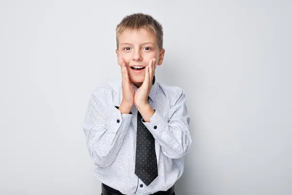 Podekscytowany Młody Chłopak Koszuli Krawacie Rękami Policzkach Szerokim Uśmiechem Równym — Zdjęcie stockowe