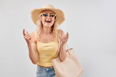 Rock 'n roll yapan havalı yaşlı kadın portresi. Neşeli yüzüyle parmaklarıyla.