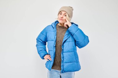 Mavi kabarık ceketli ve bereli bir kadın hafif arka planda beni işaret ediyor..