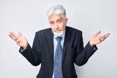 Kafası karışmış işadamı omuz silkmesi, belirsizlik konsepti