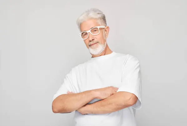 Gözlüklü Beyaz Gömlekli Kolları Çapraz Gri Arka Planda Duran Kendinden — Stok fotoğraf