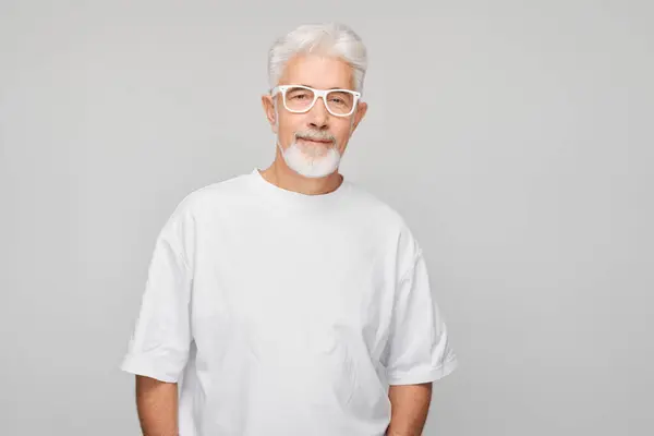 Portret Pewnego Siebie Starszego Mężczyzny Białych Włosach Brodzie Okularach Białej — Zdjęcie stockowe
