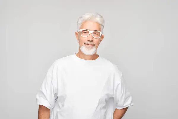 Starszy Mężczyzna Okularach Białej Koszulce Uśmiechnięty Szarym Tle — Zdjęcie stockowe