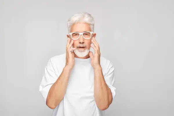 Gözlüklü Yaşlı Adam Şaşırmış Düşünceli Görünüyor Gri Bir Arka Planda — Stok fotoğraf