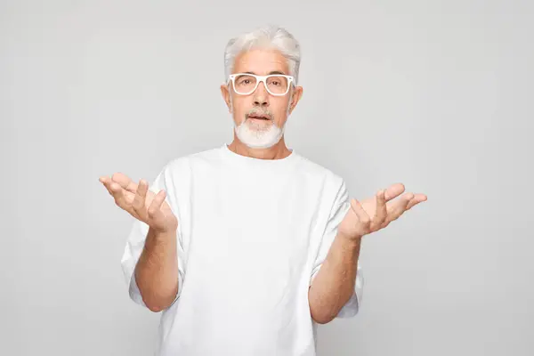 Gözlüklü Beyaz Gömlekli Yaşlı Adam Elleri Havada Belirsiz Hareketler Yapıyor — Stok fotoğraf
