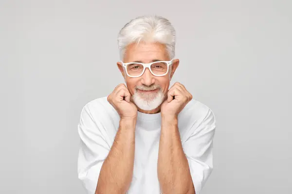 Kameraya Gülümseyen Yaşlı Adam Gri Bir Arka Planda Izole Edilmiş — Stok fotoğraf