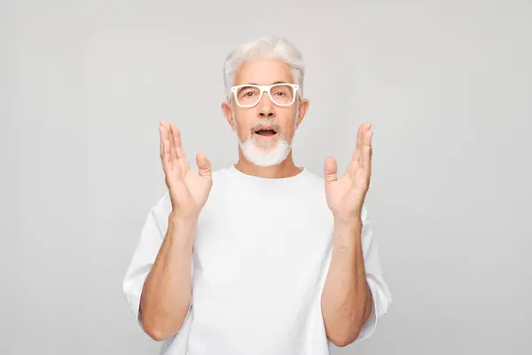 Senior Man Med Glasögon Gör Förvånad Gest Isolerad Grå Bakgrund — Stockfoto