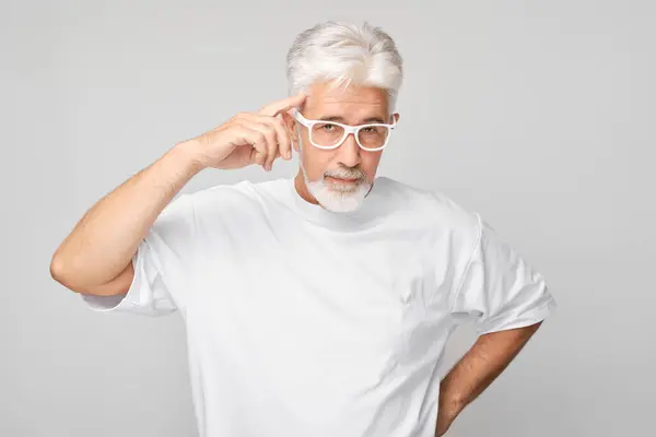 Gözlüklü Yaşlı Adam Gri Bir Arka Planda Izole Edilmiş Düşünceli — Stok fotoğraf