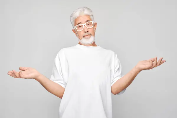Zdezorientowany Starszy Mężczyzna Okularach Wzruszający Ramionami Szarym Tle — Zdjęcie stockowe