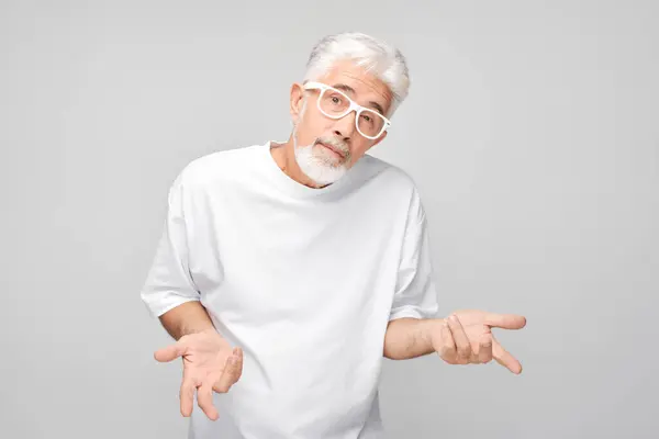Starszy Mężczyzna Okularach Wygląda Zdezorientowanego Szarym Tle — Zdjęcie stockowe