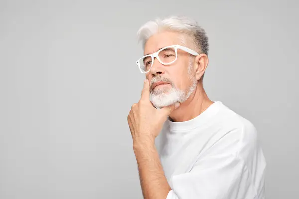 Beyaz Saçlı Gözlüklü Elleri Çenesinde Gri Arka Planda Soyutlanmış Düşünceli — Stok fotoğraf