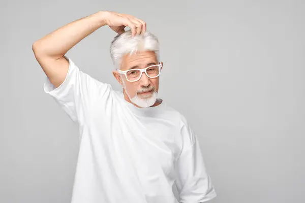 Pewny Siebie Starszy Mężczyzna Okularach Pozujący Szarym Tle — Zdjęcie stockowe