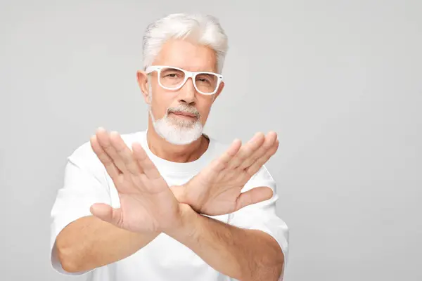 Pewny Siebie Starszy Mężczyzna Okularach Wykonujący Gest Zatrzymania Skrzyżowanymi Ramionami — Zdjęcie stockowe