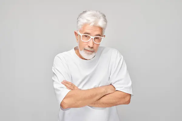 Gözlüklü Beyaz Saçlı Kollarını Kavuşturmuş Yaşlı Bir Adam — Stok fotoğraf