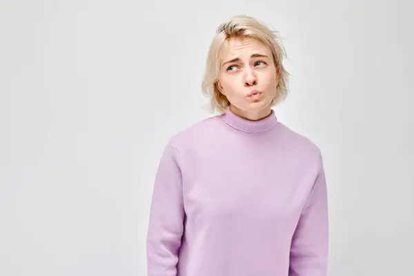 Mujer Joven Confundida Suéter Púrpura Haciendo Una Expresión Desconcertada Sobre —  Fotos de Stock