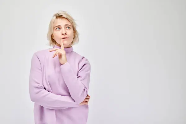 Mujer Joven Pensativa Suéter Púrpura Con Dedo Barbilla Aislada Sobre —  Fotos de Stock