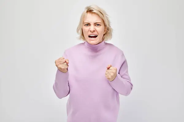 Mujer Enojada Suéter Púrpura Apretando Los Puños Gritando Aislada Sobre —  Fotos de Stock