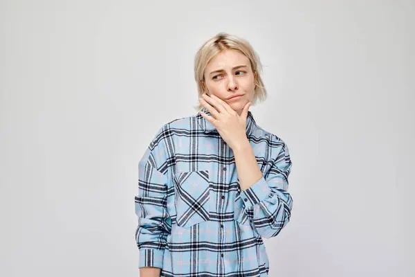 Mujer Joven Pensativa Con Una Mano Barbilla Sobre Fondo Gris —  Fotos de Stock
