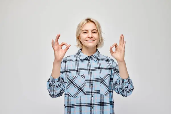 Usmívající Žena Kostkované Košili Dělat Znamení Rukou Světlém Pozadí — Stock fotografie
