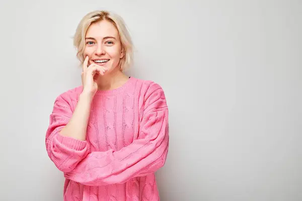 Portrait Smiling Woman Pink Sweater Hand Her Chin Light Grey — Stock Photo, Image