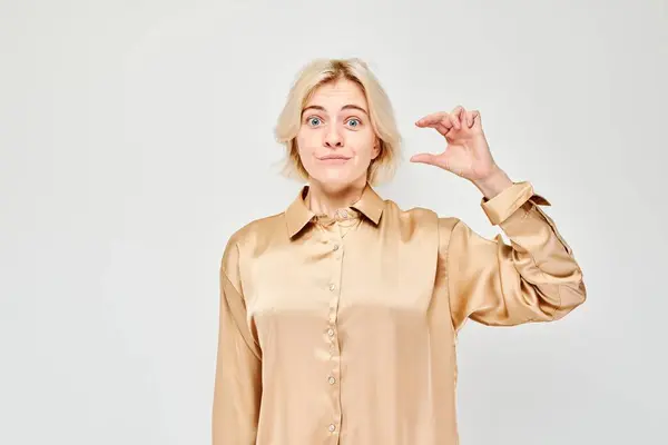 Mujer Blusa Beige Gesticulando Pequeña Cantidad Con Los Dedos Expresión —  Fotos de Stock